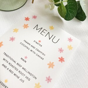 Menu floral en vélin, menu personnalisé, mariage d'été, décoration de table de baby shower, couvert de mariage moderne, fleurs rouges et roses