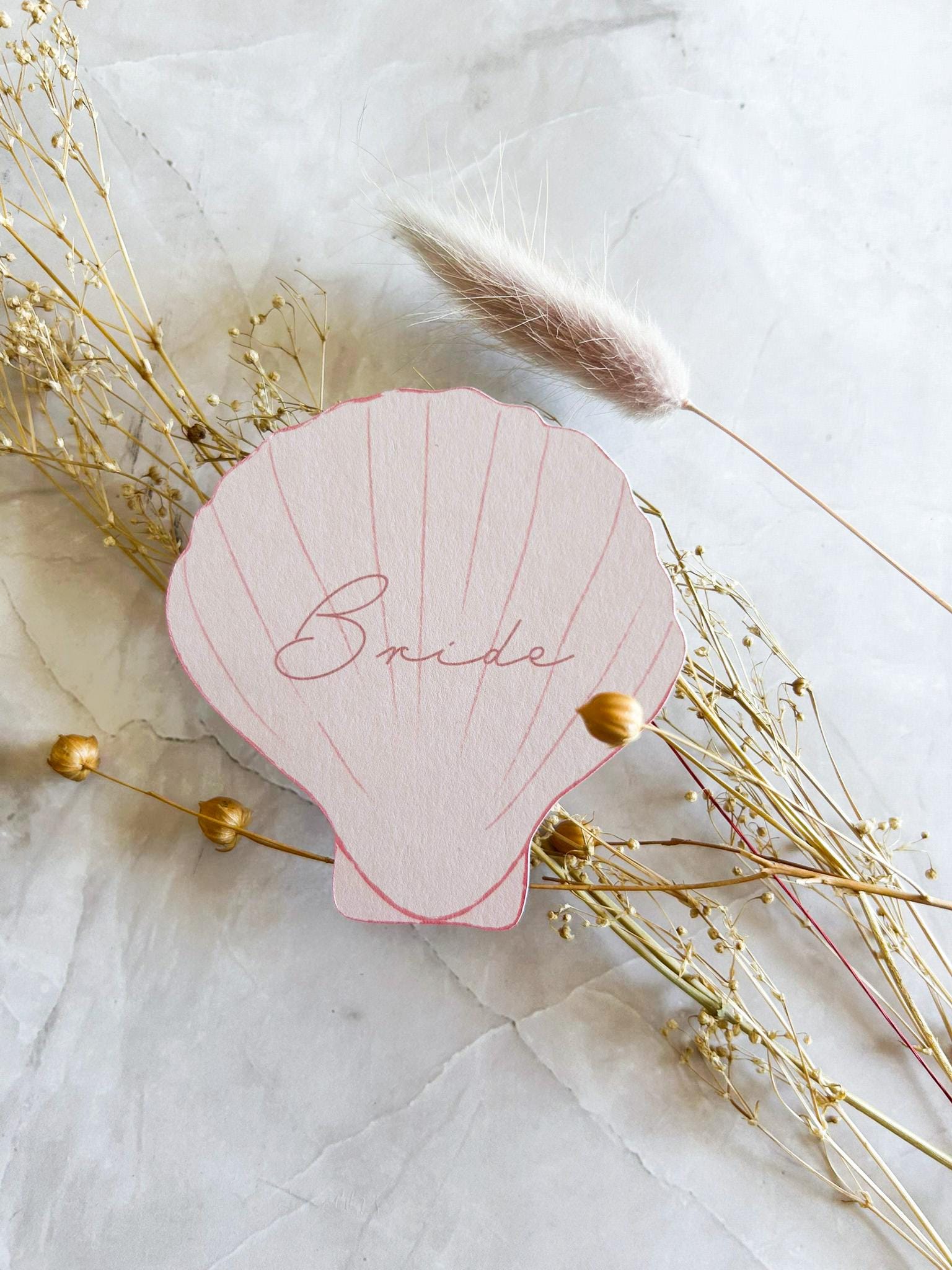 Nombres de lugares con conchas rosas, decoración para bodas en la playa, arreglos de lugares para baby shower, tarjetas de lugar para despedidas de soltera