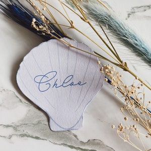 Noms de lieux en coquillages, décoration de mariage sur la plage, couvert de baby shower, mariage blanc et bleu, marque de lieu de douche nuptiale