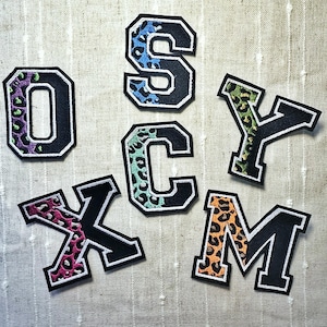 Parche termoadhesivo con estampado de leopardo – Inicial universitaria de 7,6 cm / Aplicación personalizada con estampado animal para chaquetas, bolsos y prendas de vestir DIY.