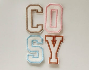 Toppa personalizzata con lettere in stile college color crema, applicazione termoadesiva, ricamo fai da te