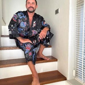 Boho czarno-niebieski jedwabny szlafrok kimono dla mężczyzn ~ Jedwabny szlafrok ~ Szlafrok kąpielowy lub komplet piżamowy ~ Strój Burning Man zdjęcie 2