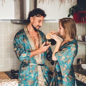 カップル向けボヘミアン風グリーン＆ゴールドシルク着物セット～手作りバリローブセット～エレガントなラウンジウェア～記念日のギフト