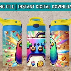 Puede incluir: Una botella de agua azul y amarilla con un diseño colorido que presenta un mando de videojuego, estrellas y cuadrados coloridos. El diseño está sobre un fondo blanco.