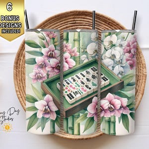 Può includere: Tre bicchieri in acciaio inossidabile con sfondo bianco e motivi floreali. I bicchieri presentano un design di bambù verde e un gioco di tessere di mahjong. I bicchieri sono perfetti per aggiungere un tocco di eleganza alla tua routine quotidiana.