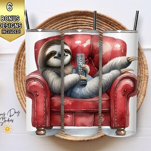 Puede incluir: Tres vasos de acero inoxidable con un diseño de un perezoso relajándose en un sillón rojo con un mando a distancia. Los vasos están sobre una superficie de mimbre tejido.