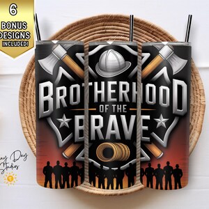 Puede incluir: Tres vasos aislados negros con el texto "Brotherhood of the Brave" y gráficos temáticos de bomberos. Cada vaso tiene una pajita negra. La imagen incluye una pancarta que dice "6 Bonus Designs Included!"