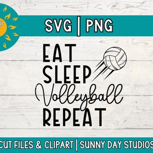 Peut inclure: Conception graphique en noir et blanc sur un fond de bois blanc. Le design dit "Eat Sleep Volleyball Repeat" avec un graphique de volley-ball. Le texte "SVG | PNG" est en haut du design. Le texte "CUT FILES & CLIPART | SUNNY DAY STUDIOS" est en bas du design.