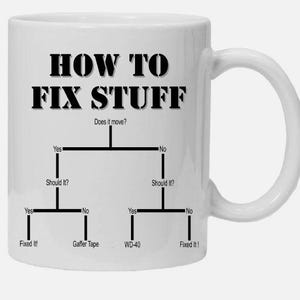 Op de afbeelding: Een witte keramische mok met een zwarte afbeelding waarop "HOW TO FIX STUFF" staat en een stroomschema met de tekst "Does it move?", "Yes", "No", "Should It?", "Fixed It!", "Gaffer Tape", "WD-40", en "Fixed It!"