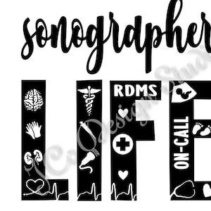 Könnte beinhalten: Schwarzweißes Grafikdesign mit dem Text "sonographer life" und verschiedenen medizinischen Symbolen, darunter ein Stethoskop, ein Herz, ein Gehirn, ein Fötus und ein Kreuz. Der Text "RDMS" und "ON-CALL" ist ebenfalls enthalten.