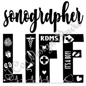 Może przedstawiać: Czarno-biały projekt graficzny z tekstem "sonographer life" dużymi literami. Litery są wypełnione różnymi symbolami medycznymi, w tym mózgiem, stetoskopem, sercem, krzyżem, dzieckiem i śladami stóp. Tekst "RDMS" jest również zawarty w projekcie.