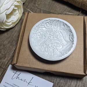 Könnte beinhalten: Eine weiße Keramik-Schmuckschale mit einem dekorativen Paisley-Muster. Die Schale befindet sich in einem Karton mit einem Dankesschreiben, auf dem steht: "Vielen Dank. Es bedeutet mir die Welt, Ihre Unterstützung zu haben. Mein kleines Unternehmen wäre ohne Kunden wie Sie nicht dasselbe! Bitte markieren Sie mich in Ihren Bildern in den sozialen Medien und hinterlassen Sie mir eine Bewertung. Kate x @KW"