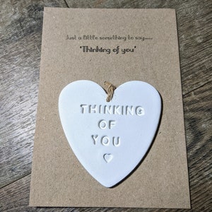 Carte pense à vous, coeur en argile, carte souvenir coeur, étiquette en argile, étiquette coeur