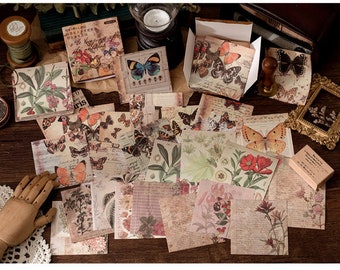 Może przedstawiać: Zestaw ozdobnych arkuszy papieru w stylu vintage z motywami motyli, kwiatów i ilustracji botanicznych. Papiery są drukowane na kremowym tle z brązowymi i zielonymi akcentami.