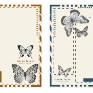 Peut inclure: Quatre cartes postales de style vintage sur le th&egrave;me de la for&ecirc;t verte. Chaque carte pr&eacute;sente une illustration de papillon diff&eacute;rente et le texte "Green Forest Butterfly Garden". Les cartes ont une bordure rouge, marron, bleue et verte.