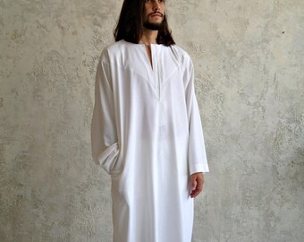 Men's Luxury White Linen Thobe with Decorative Stitching and Deep Side Pockets