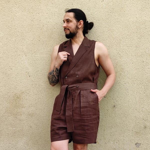 Herrjumpsuit i linne med dubbelknäppning, bälte och vida ben, sommarmodell