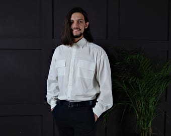 Camisa masculina de linho folgada com botões e bolsos, modelo branco para o verão e viagens.