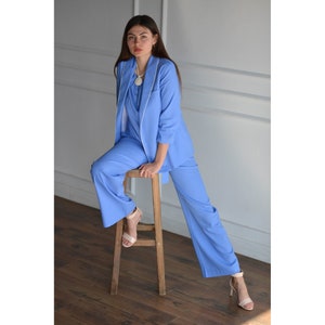 TRAJE LINO, Traje mujer. Traje de 3 piezas para mujer. Pantalones sueltos de cintura alta, top de tirantes finos y chaqueta con cuello chal. Traje ligero de verano.