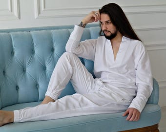 Conjunto masculino de linho branco, camisa com decote em V e calça afunilada para eventos de verão.