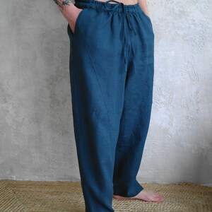 Pode incluir: Cal&ccedil;a de linho azul-esverdeado com cintura de cord&atilde;o e bolsos laterais.