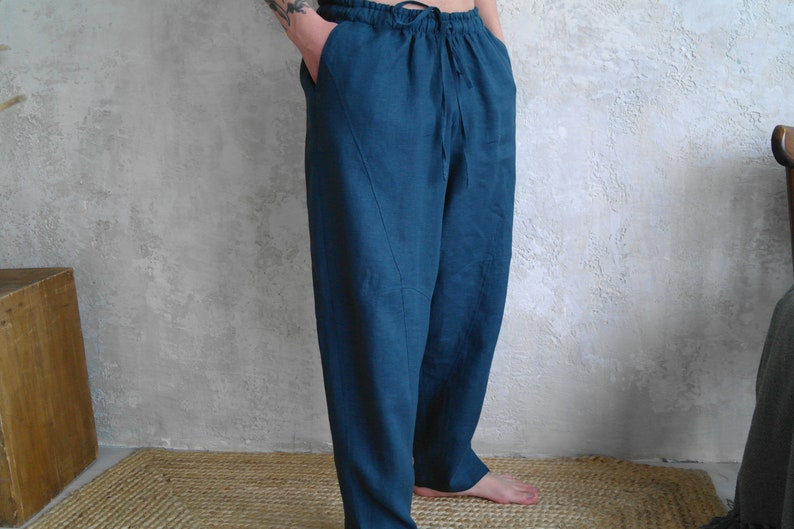 Pode incluir: Cal&ccedil;a de linho azul-esverdeado com cintura de cord&atilde;o e bolsos laterais.