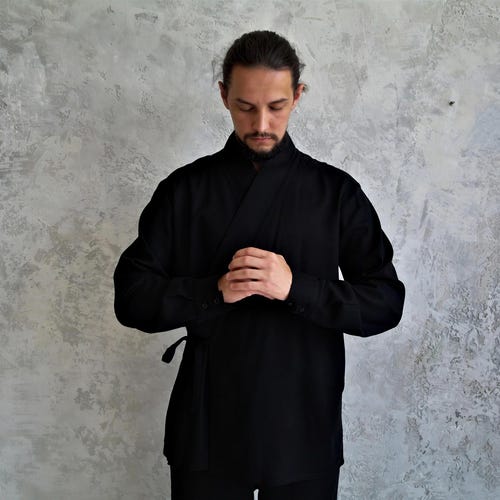 Kimono de lino negro para hombre, estilo japonés relajado, ideal para usar en capas en verano, para viajar y disponible en tallas personalizadas.