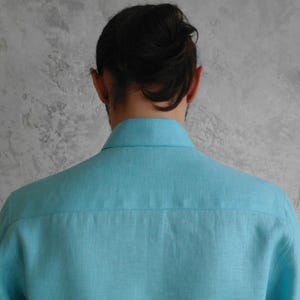 Men's Point Collar Linen Shirt, Natural Buttons and Long Sleeves, close-up showing the back yoke and collar of a turquoise linen shirt.