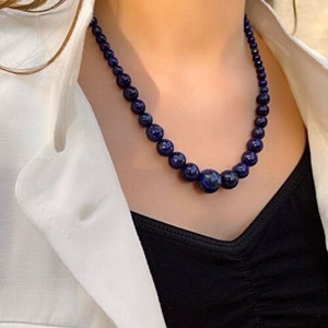 Collana realizzata con perle naturali decrescenti, pietre di Lapislazzuli - Litoterapia
