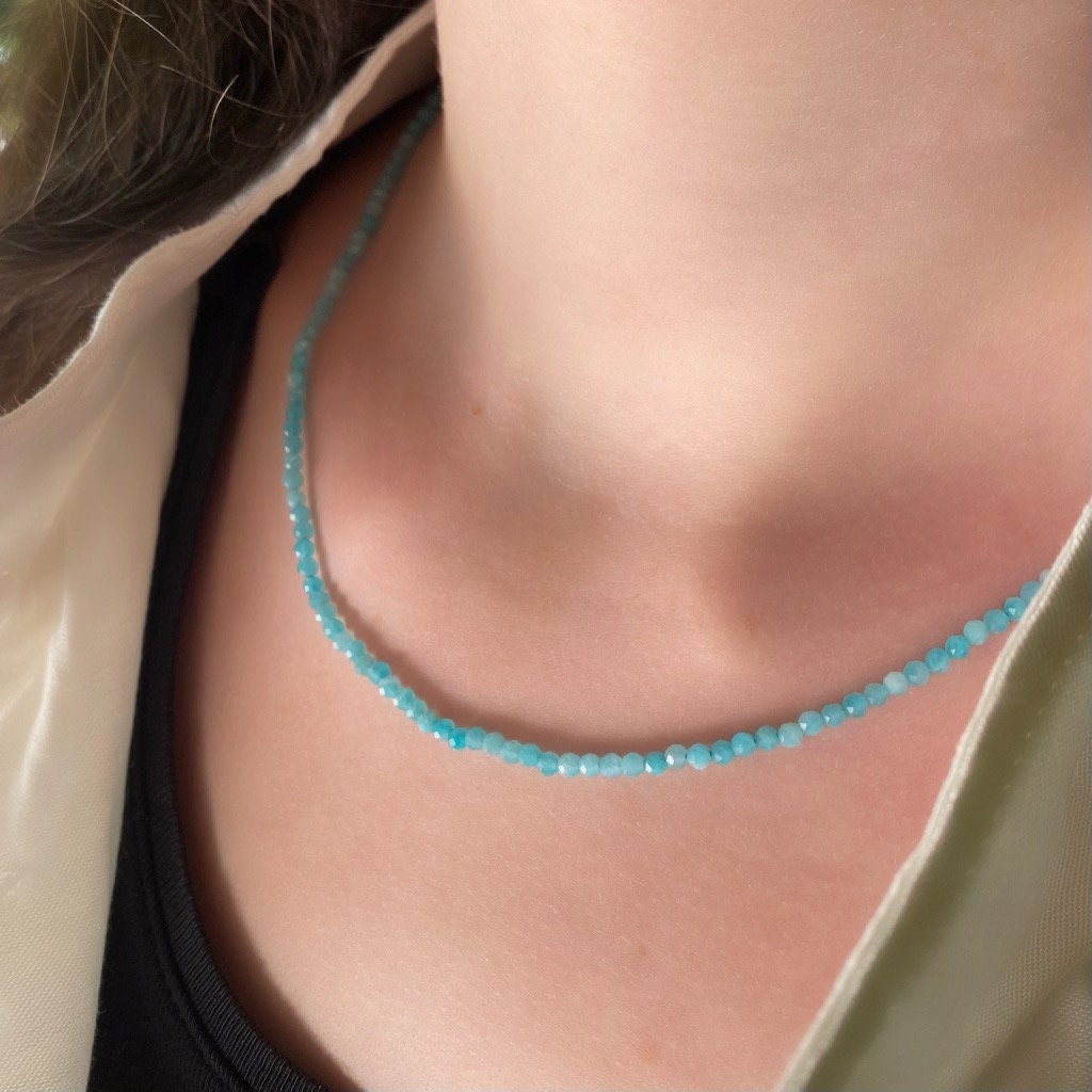 ZOE/ Coller ras du cou en turquose afrcane et amazonte Bohème chc