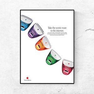 Może przedstawiać: Oprawiony wydruk z białym tłem, przedstawiający pięć kolorowych komputerów iMac G3 w kolorze niebieskim, fioletowym, pomarańczowym, zielonym i czerwonym. Tekst brzmi: "Take the scenic route to the internet." i "Think different."