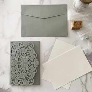 Packung mit 10 Amelie Grey Laser Cut Einladungen, Einsätze und Umschlag | PACK VON 10 | 13 x 18 cm | Blanko-Einladungspackung für DIY Hochzeit | Silber