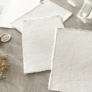 A4 handgemaakte kaart in premium wit. PAKKET VAN 5 VLAKEN. Kaart van gerecycled katoen met scheprand. Zuurvrij. 300 g/m² | Getextureerde kaart