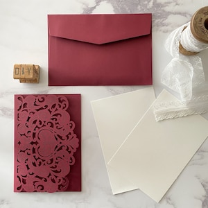 Lot de 10 cartes d'invitation découpées au laser Amélie Wine, hors-texte et enveloppe | LOT DE 10 | 5 x 7 po. | Pack d'invitations vierges pour mariage DIY | Bourgogne