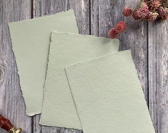 Papier fait main vert clair. PAQUET DE 5 FEUILLES. Papier chiffon en coton recyclé avec bords lisses. Sans acide.