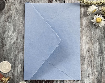 Sobres de Papel Hechos a Mano en Azul Denim. PAQUETE DE 5. Sobres de papel de trapo de algodón reciclado con borde con barba y solapa de rombos