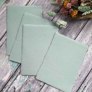 Carta fatta a mano in verde polveroso. CONFEZIONE DA 5 FOGLI. Carta di straccio di cotone riciclato con bordo ondulato. Senza acidi.