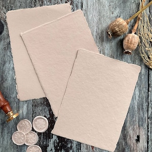 Handgemachte Karte in Natur. PACKUNG MIT 5 BLATT. Die Karte ist aus recycelter Baumwolle mit Büttenrand. Säurefrei. 300g/qm