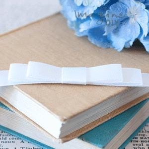 Fiocco piatto bianco / Fiocco pronto in raso bianco / Fiocco perfetto per decorare inviti di nozze, articoli di cancelleria, carta da regalo e altro ancora