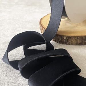 Deluxe-Schwarzes Samtband | Luxuriöses weiches Samtband in Schwarz | Lieferbar in 25mm und 40mm Breiten | Verkauf erfolgt per Meter oder als Rolle.