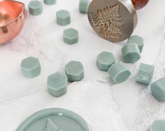 Cuentas de lacre en verde salvia / Cuentas de lacre pequeñas en color verde grisáceo / Rinde de 10 a 15 sellos de lacre / Libre de plástico y biodegradable