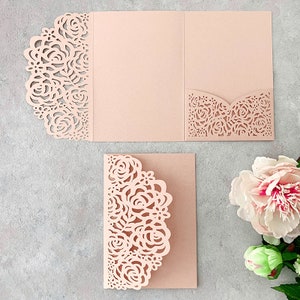 Beatrice Laser Cut Pocket Invitation en Blush Pink - Invitación de boda DIY - Pliegue de bolsillo en blanco con patrón floral / invitación de bolsillo