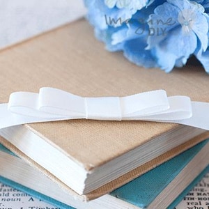 Flache Schleife in Ivory | Eleganter Bogen mit einfacher oder doppelter Schleife aus weißem Satin | Perfekt zum Dekorieren von Hochzeitseinladungen, Papeterie etc.
