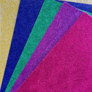 Confezione di cartoncini glitterati A3 nei toni gioiello / rosa shocking, viola reale, verde smeraldo, blu elettrico e oro.