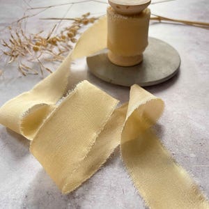 Seidenband in Buttermilch | Rolle Habotai Seidenband mit ungesäumtem Rand | Hochwertiges Seidenband auf einer Holzspule