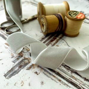 3 Meter Rolle mit silbergrauem Samtband | Rolle aus edlem Webband in einem hellen silbergrau | 3 mm, 6 mm, 9 mm, 16 mm, 25 mm, 38 mm Breiten verfügbar.