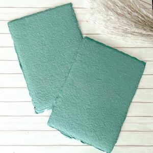 Carta fatta a mano in verde giada. CONFEZIONE DA 5 FOGLI. Carta di straccio di cotone riciclato con bordo ondulato. Senza acidi.