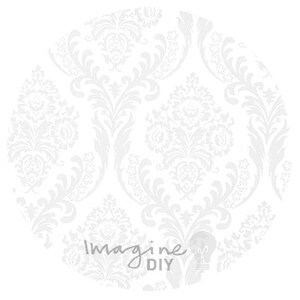 Puede incluir: Patrón de damasco blanco con el texto "Imagine DIY" en gris.