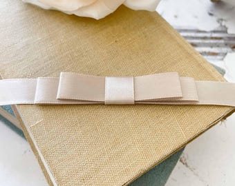 Fiocco piatto in color tortora / Fiocco decorativo in raso di colore neutro / Fiocchi pronti per inviti di nozze, cancelleria, carta da regalo e altro ancora
