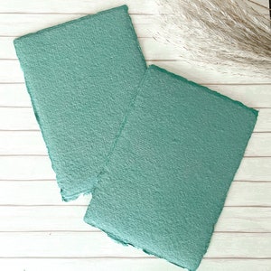 Carte faite main en jade. PAQUET DE 5 FEUILLES. Papier cartonné en chiffon de coton recyclé avec bordure frisée. Sans acide. 300 g